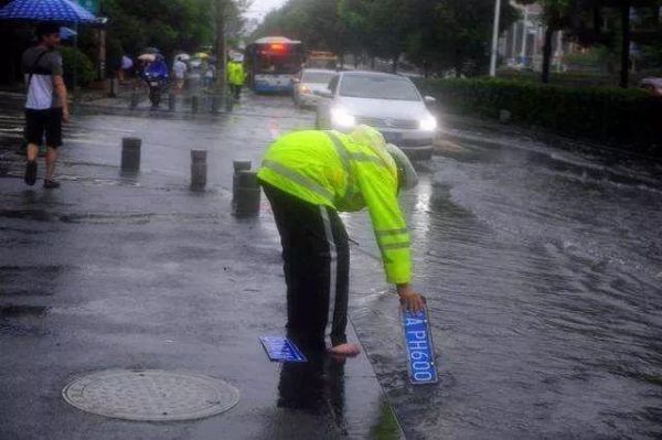 下雨天为什么车牌会掉（为什么雨天车牌容易掉?这下终于搞明白了!）-图3