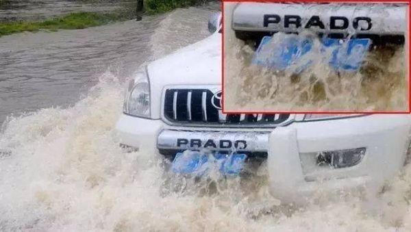 下雨为什么会掉车牌（下雨为什么会掉车牌呢）-图2