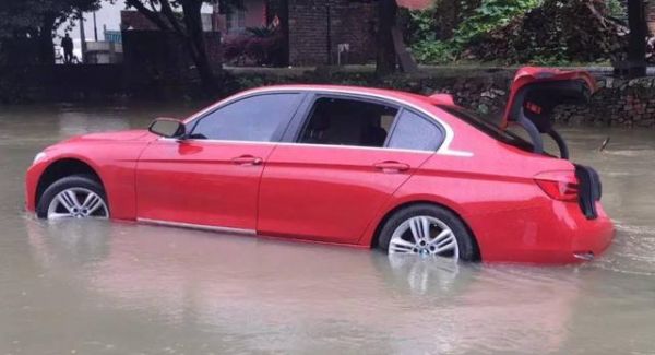 下雨为什么会掉车牌（下雨为什么会掉车牌呢）-图3